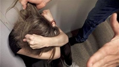 زوجي يضربني ويشتمني أمام أطفالي.. ماذا أفعل؟