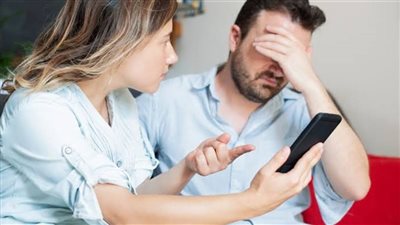 رأيت صور نساء في هاتف زوجي.. ماذا أفعل؟