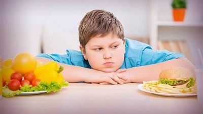  صغارنا والميزان.. كيف ننقذ أطفالنا من مصيدة السمنة دون حرمان؟