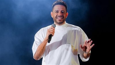 محمد حماقي يثير الجدل بعد تعديل كلمات «أم الدنيا» في جدة.. ودفاع واسع من نجوم الفن