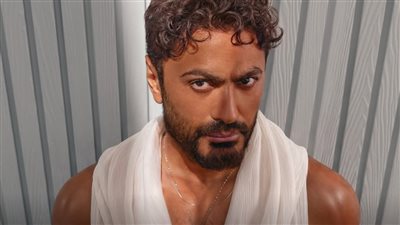 تامر حسني يكسر الأرقام.. “مش هتكرر” يتصدر “أنغامي” والمنصة تحتفي بإنجازه
