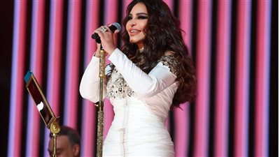 معجبة تمسك شعر أحلام على المسرح.. ورد فعل الفنانة يشعل السوشيال (فيديو)