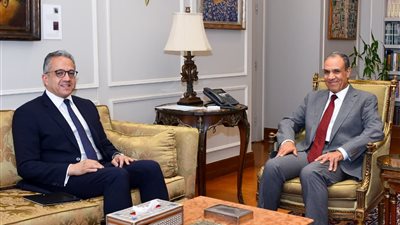 بدر عبد العاطي يبحث مع مدير عام اليونسكو تعزيز التعاون في التعليم والثقافة