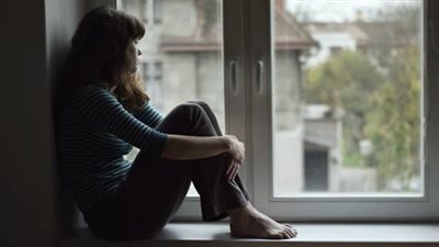 الخروج من شرنقة الصمت: كيف تحرر نفسك من سجن الوحدة والانعزال النفسي؟