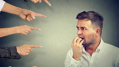     سيف خفي في إيد المجتمع.. كيف يقتلنا الإرهاب الاجتماعي؟