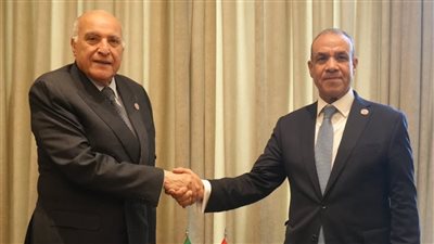 وزير الخارجية يبحث مع نظيره الجزائري تعزيز التعاون الثنائي وتطورات الأوضاع في ليبيا