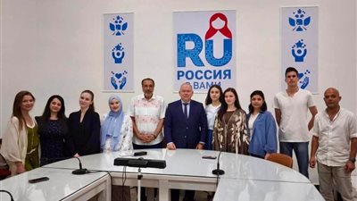 البيت الروسي بالقاهرة يستقبل وفدًا من طلاب العلوم الإنسانية لتعزيز التعاون الأكاديمي والثقافي مع مصر