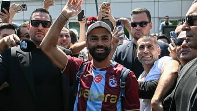 بكت بحرقة.. وداع محمد صلاح يشعل مشاعر أشهر مشجعة لليفربول.. ورسالة مؤثرة إلى ناديه الجديد