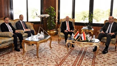 سفير العراق ووزير الطيران المدني المصري يبحثان تعزيز التعاون في مجال النقل الجوي وزيادة الرحلات بين البلدين