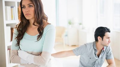 زوجي يتخذ قراراته بمفرده.. ماذا أفعل؟.. استشاري علاقات زوجية يرد