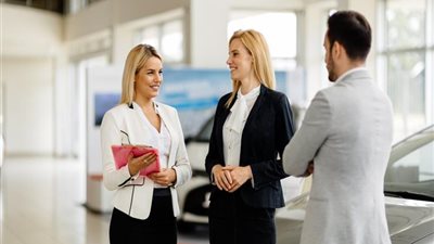     الخلوة بين الرجل والمرأة.. هل يغيّر وجود امرأة ثانية الحكم؟