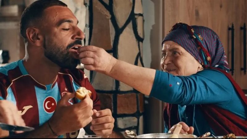 محمد صلاح مع عجوز تركية 