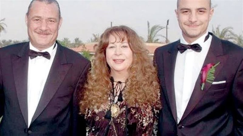 سمية الألفي مع زوجها فاروق الفيشاوي ونجلها أحمد