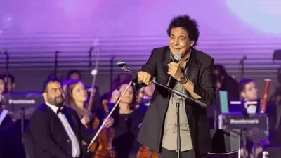 «الكينج» يقلق جمهوره من جديد.. وعكة صحية مفاجئة تعيد محمد منير إلى دائرة التساؤلات