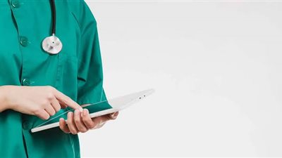 داخل مكتب التمريض.. ممرضة تشعل جدلًا في أسيوط بعد واقعة البنزين والقداحة