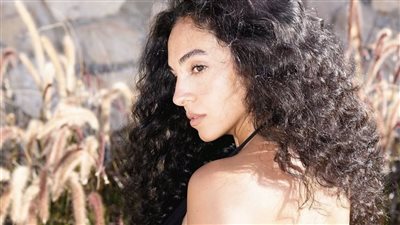 سلمى أبو ضيف بإطلالة Loewe.. مزيج من الجرأة والأنوثة وسط أجواء الطبيعة