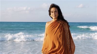 «Shimmer in summer».. هند صبري تتألق بإطلالة برتقالية لامعة على البحر