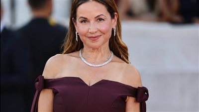 ريا أبي راشد تخطف الأضواء في فينيسيا.. فستان برغندي من Prada يشعل السجادة الحمراء