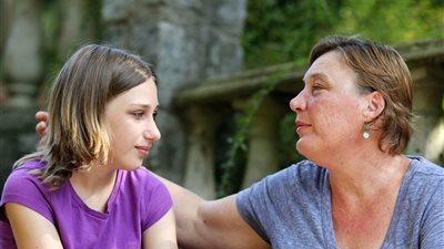 الفجوة بين الأمهات والفتيات.. حوار هادئ بين جيل الأمهات وجيل زد Z