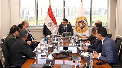 وزير الصناعة يبحث مع «كيكيلا بي في بي» إقامة مصنع لإنتاج التربة البديلة بالمنطقة الاقتصادية لقناة السويس