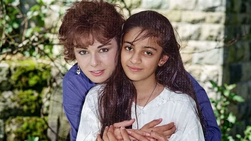 ياسمين مع والدتها نجلاء فتحي 