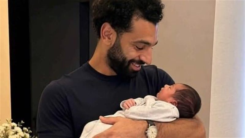 محمد صلاح مع ابنه