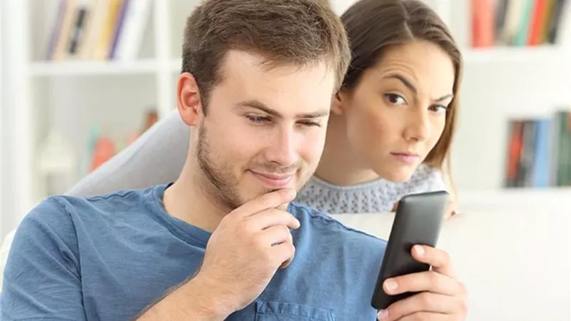 هل تشعل مواقع التواصل الغيرة الزوجية