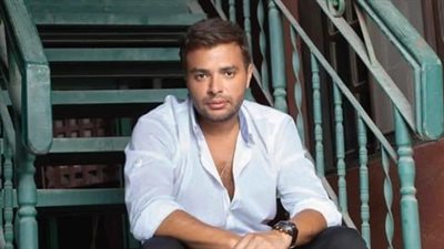 معجبة تحرج رامي صبري أمام الجميع.. محاولة تقبيل تنتهي بتدخل الحرس