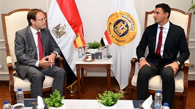 وزير الصناعة يبحث مع سفير إسبانيا تعزيز التعاون الصناعي وجذب استثمارات جديدة إلى مصر