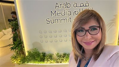 من جائزة لميس الحديدي لجلسة دينا الشربيني.. نجمات يخطفن الأضواء بقمة الإعلام العربي