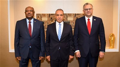 بدر عبد العاطي يعقد لقاءً ثلاثياً مع وزير خارجية السودان ومستشار الرئيس الأمريكي