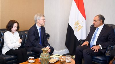 بدر عبد العاطي يبحث مع جيفري ساكس تعزيز التعاون في مجالات التنمية المستدامة ومواجهة تغير المناخ