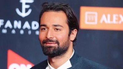 من الصفعات للمطاردات والقبلات.. مواقف محرجة جمعت النجوم بمعجبيهم وأشعلت السوشيال (فيديو)