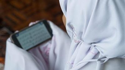 حكم قراءة القرآن من الموبايل للحائض: التيسير الفقهي وضوابط العبادة