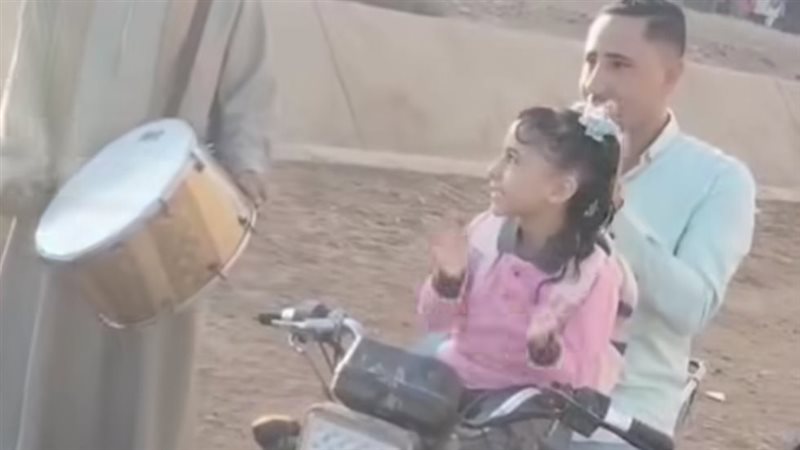 فتاة بالمزمار في اليوم الدراسي الأول 