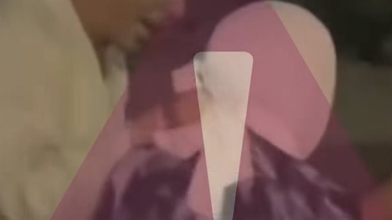 زوج يضرب زوجته في الشارع 