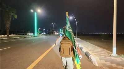 13 عاما يمشي بالعلم احتفاء بالوطن