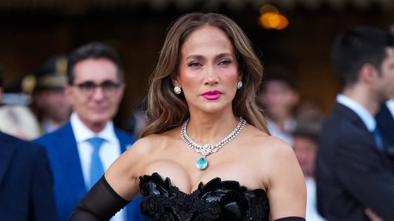 جنيفر لوبيز في عرض vouge world milano