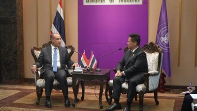 بدر عبد العاطي يبحث مع وزير الصناعة التايلاندي تعزيز الاستثمارات والتصنيع المشترك بالمنطقة الاقتصادية لقناة السويس