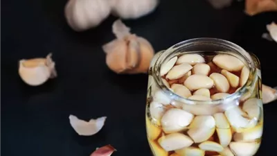الثوم المخمر بالعسل يثير مخاوف شلل التنفس