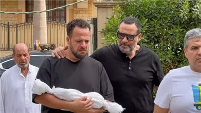 في جنازة مؤثرة.. ماجد المصري يساند نجله بعد وفاة حفيده عن 8 أيام