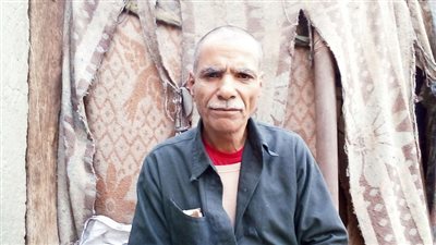 شيال ويعمل في النحاتة.. قصة الوجه الآخر لجد 