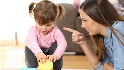 للأمهات.. نصائح تساعدك على التعامل الإيجابي مع طفلك العنيد 