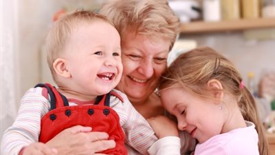 كيف تتعاملي مع الأحفاد؟ جدات تُجيب 