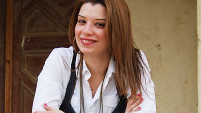 دراسة تؤكد قِصر عُمر الرجال على يد الحسنوات.. ومروة صبري: «صاروخ يا جماعة».. فيديو