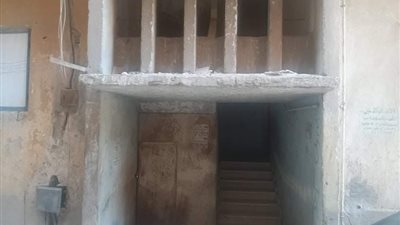 دفاعًا عن زوجته.. أول صور لمسرح جريمة قتل موظف حلوان على يد جاره