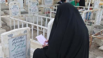 عيد الأم بـ«دموع الأوفياء».. 6 ساعات داخل المقابر.. وفرحة من تحت التراب