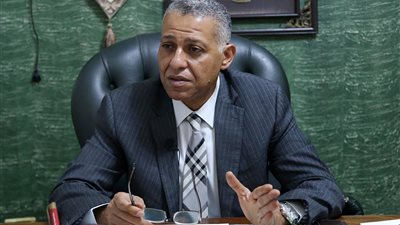 أستاذ أمراض صدرية: التغيرات المناخية لا علاقة لها بتفشي «كورونا».. فيديو