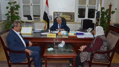 بعد محاولة الاعتداء عليها.. نائب وزير التعليم يستقبل مديرة مدرسة لدعمها