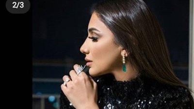 سيد الألوان على أجسام النجمات.. وجلسة «مي عمر» الأكثر تداولًا 